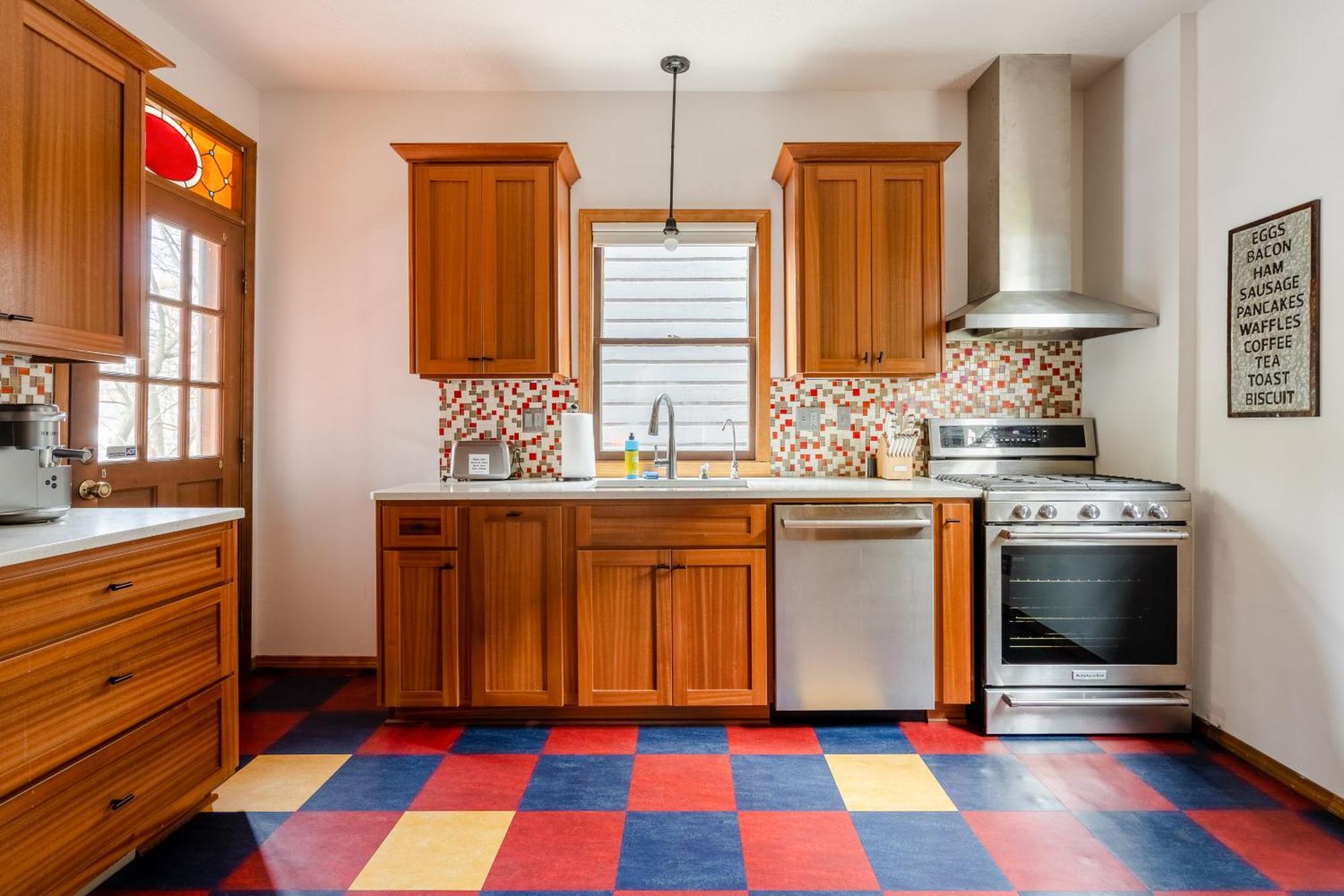 Collection - Preserved 1907 Classic Craftsman - 92 Walkscore Holiday home